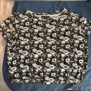 American Eagle Outfitters Black and White Floral Crop Top